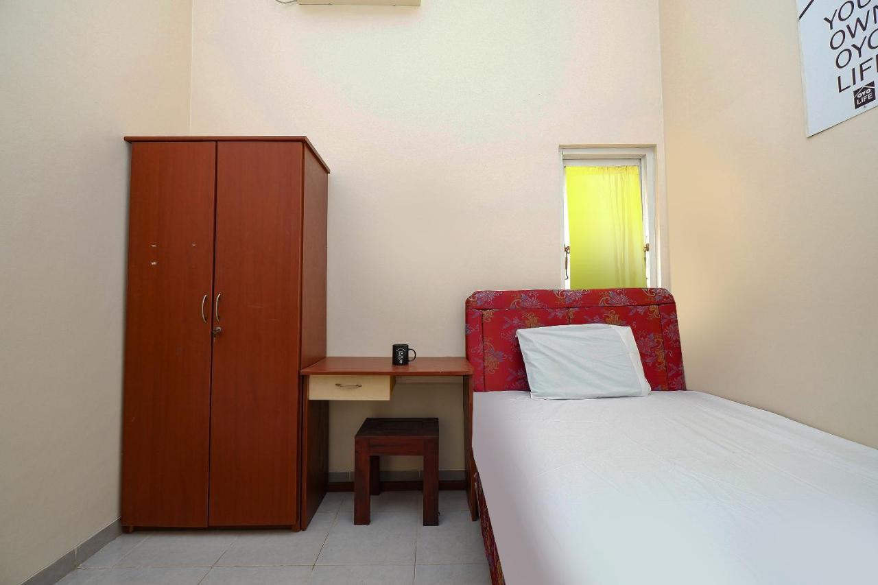 Oyo Life 2812 Hommy Boarding House Hotel